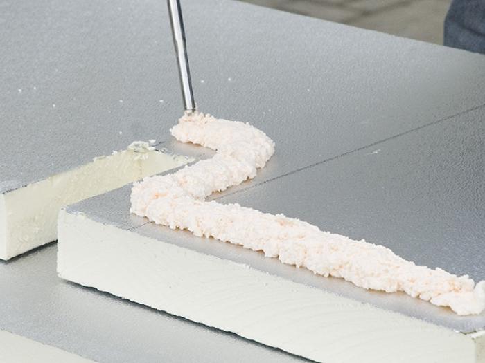 verlijmen van perimeter isolatie